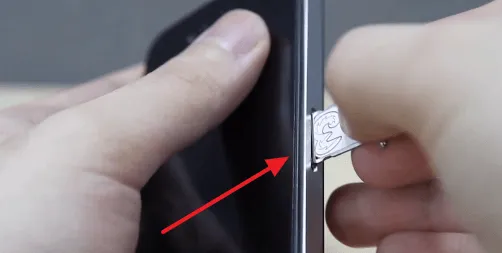 установка слота с SIM картой в iPhone