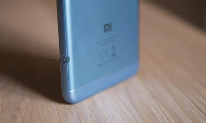Корпус Xiaomi Redmi 5 в основном пластиковый, сзади есть только одна металлическая пластина