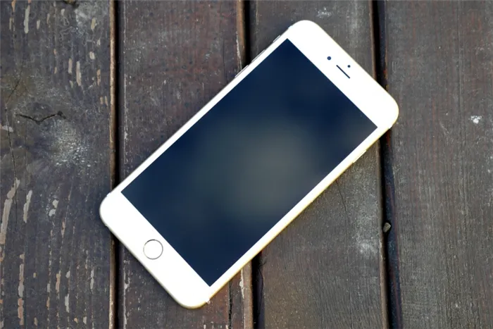 Apple iPhone 6s, лицевая панель: над экраном — разговорный динамик, фронтальная камера и датчик освещенности; под экраном — кнопка Home