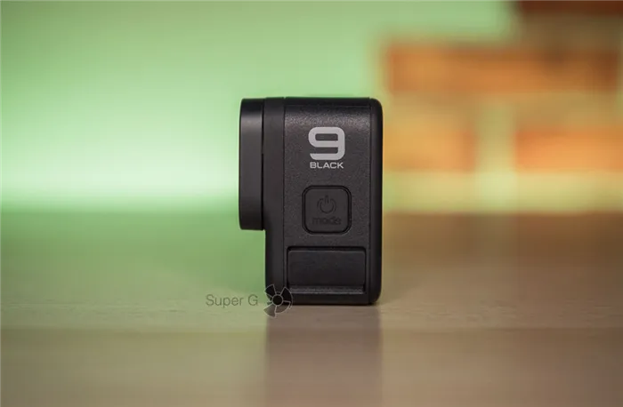 Кнопка включения GoPro HERO 9 Black и микрофон под пластиковым кожухом