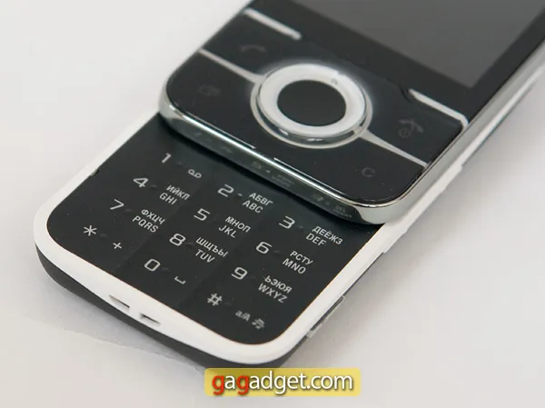 Подробный обзор мобильного телефона Sony Ericsson U100 Yari-9