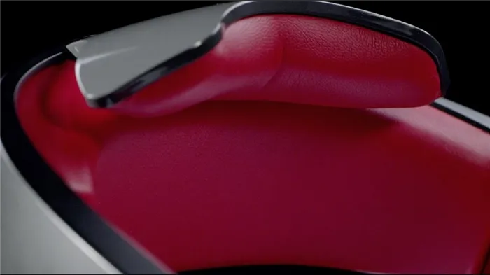 Внутри корпуса подушки из красной кожи. Превосходное сочетание красного и черного, придающее элегантность и дорогой вид DJI Goggles RE, а также напоминающее о цветах гоночных болидов.