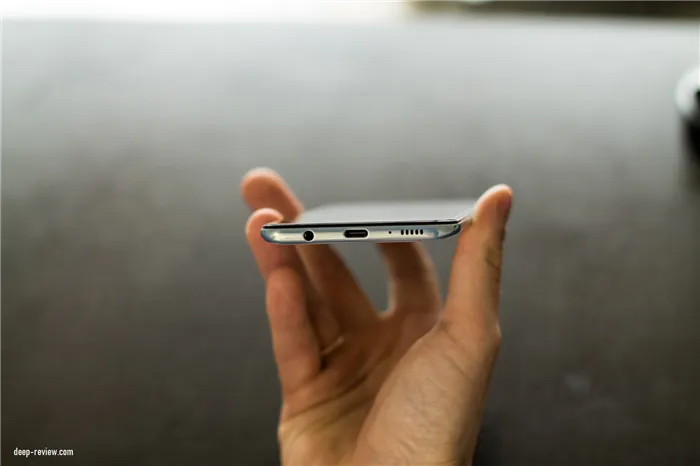 Нижняя грань и разъемы на телефоне Samsung Galaxy A50