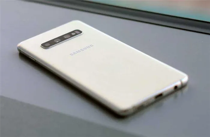 Samsung Galaxy S10 Plus сзади