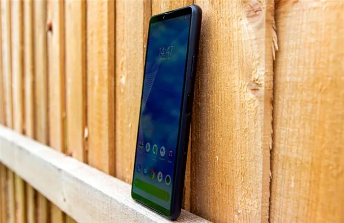 Sony Xperia 10 III сбоку