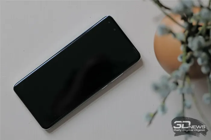  Huawei P40 Pro, лицевая панель: в углу экрана — блок двойной камеры с дополнительным ИК-датчиком 