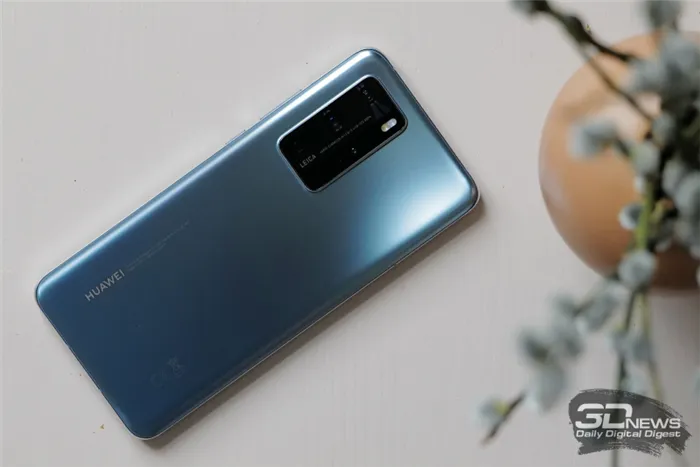  Huawei P40 Pro, задняя панель: в углу — крупный блок основной камеры с четырьмя объективами, микрофоном, сенсорами и двойной светодиодной вспышкой 