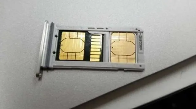 SIM-карты в лотке смартфона