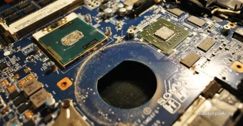 Как разобрать и почистить от пыли ноутбук Samsung R425
