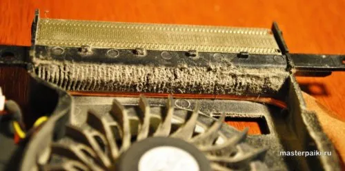 причина перегрева - забитый радиатор пылью ноутбука Sony Vaio