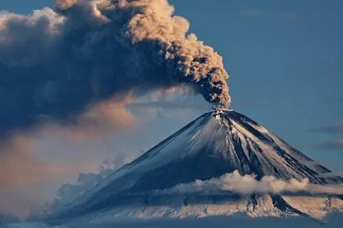 Выброс пепла при извержении вулкана