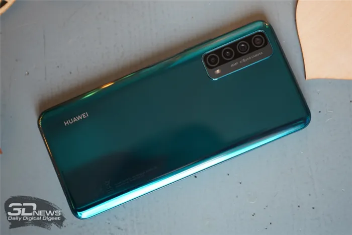  Huawei P Smart 2021, задняя панель: в углу — блок с четырьмя камерами и одинарной светодиодной вспышкой 