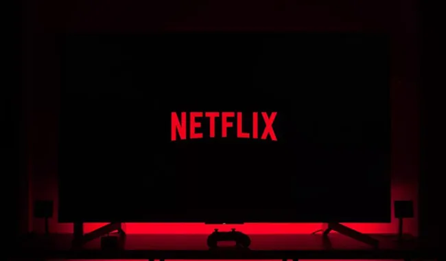 Логотип Netflix на телевизоре