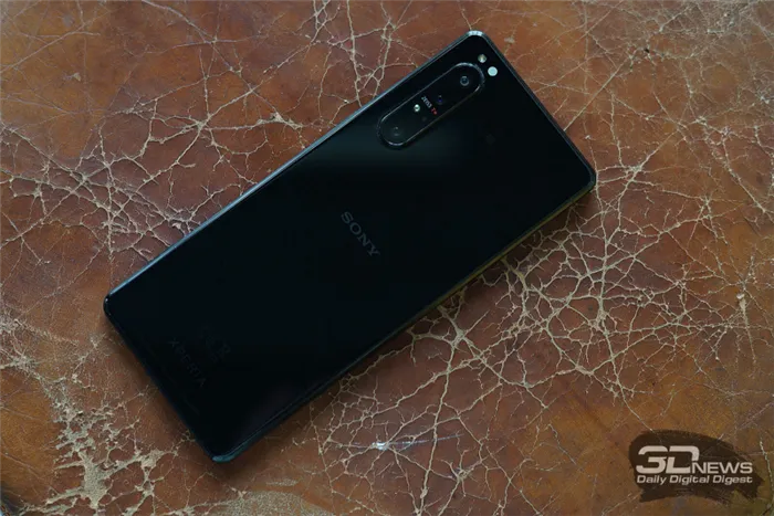  Sony Xperia 1 II, задняя панель: в углу — блок с четырьмя камерами, там же датчики и одинарная светодиодная вспышка 