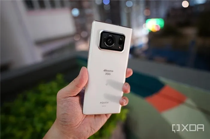 The Sharp Aquos R6 in white in the hand.