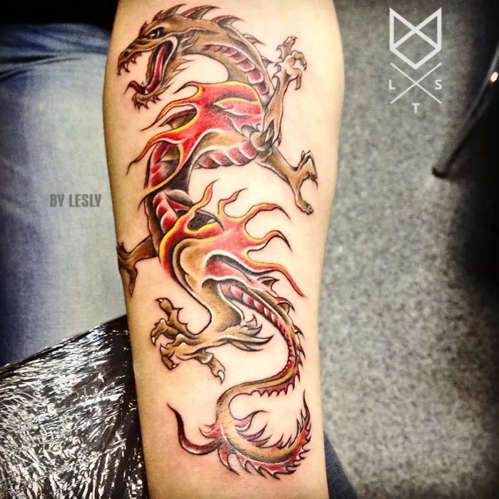 Татуировка дракона на предплечье красного цвета