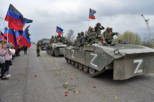 Жители приветствуют бойцов из освобожденного Мариуполя под Донецком.