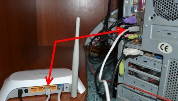 Соединяем LAN-порт роутера с соответствующим разъемом компьютера