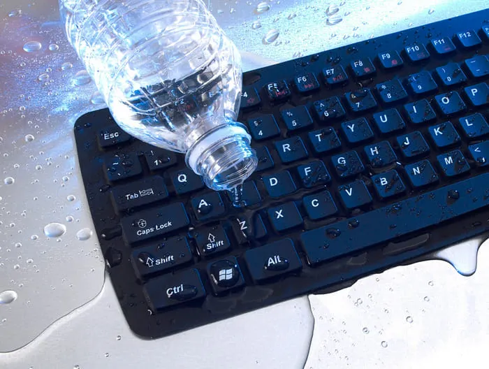 Пролил воду на клавиатуру