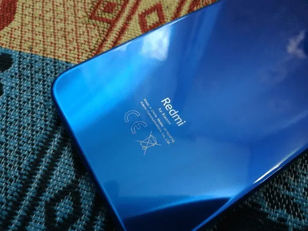 Надпись на смартфоне Сяоми с глобальной прошивкой