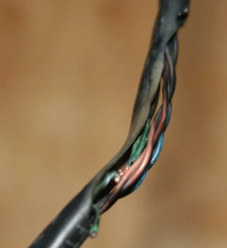 Пример повреждённого кабеля UTP