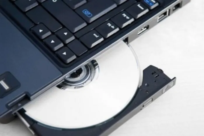 Вставляем диск с драйверами в привод оптических дисков ноутбука, открыв его нажатием кнопки и защелкнув его обратно после установки CD