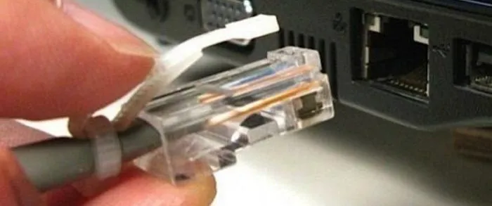 Вставляем в разъем штекер Ethernet-кабеля до щелчка, связав им два компьютера