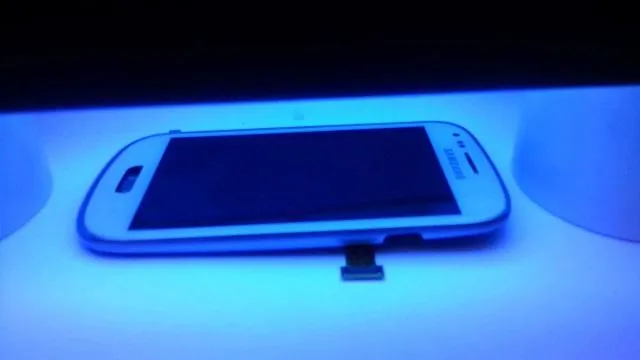 телефон в ультрафиолетовой лампе