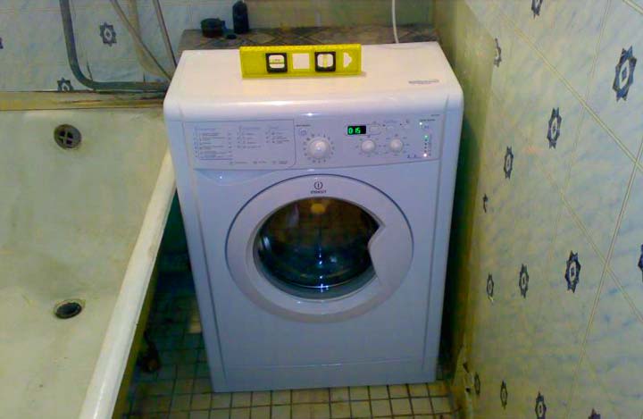 Установка стиральной машины с помощью спиртового уровня
