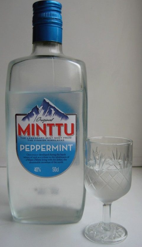 фото бутылки ликера Минту со стаканом