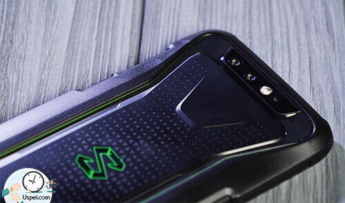 Посмотрите на Xiaomi Black Shark — у него очень хороший корпус, все, кроме экрана, металл и матовый пластик. 